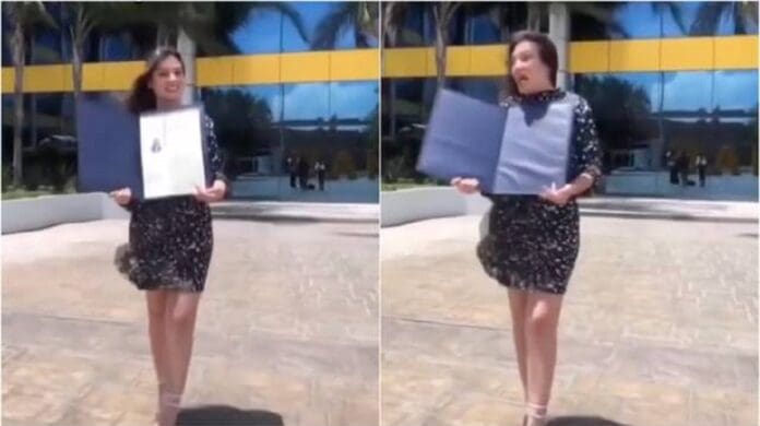 Video: Fuerte viento se lleva su título universitario mientras se fotografiaba