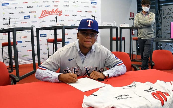 Jordy Arias se convierte en el cuarto quintanarroense en firmar con un equipo de las grandes ligas