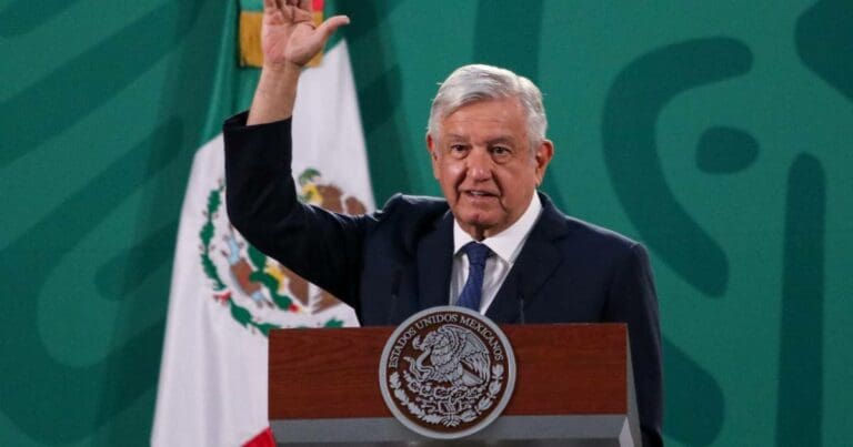 INE ‘baja’ mañanera y ordena a López Obrador no hablar más de la revocación