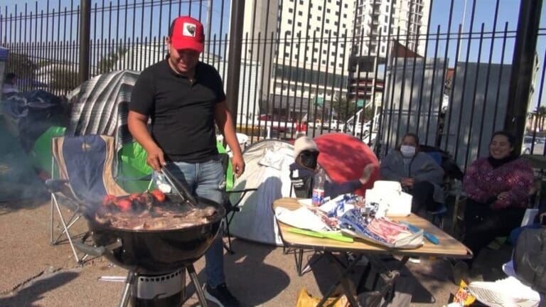 Se arma la carnita asada en la fila para boletos de Bad Bunny en Monterrey