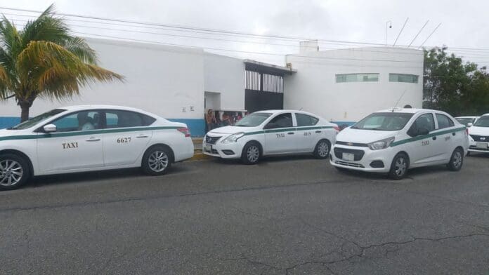 Taxistas rodean la Fiscalía General del Estado y exigen liberación de compañeros