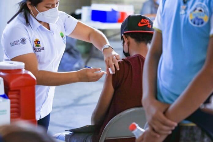Aplican vacuna Covid a mayores de 18 años