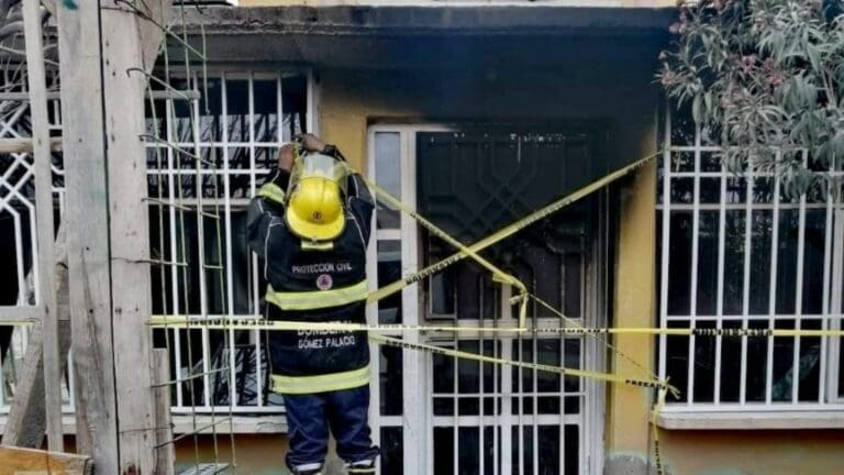 Un adulto mayor y sus dos hijos fallecieron luego de que un incendio acabara con su vivienda en la ciudad de Gómez Palacio.