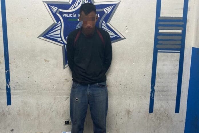 Detienen a ladrón tras amenazar con arma a empleada de farmacia en Playa del Carmen