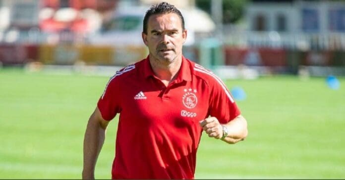 El ex jugador Marc Overmars renunció a su puesto en el Ajax luego de aceptar que mandó mensajes inapropiados a mujeres. Foto: EFE