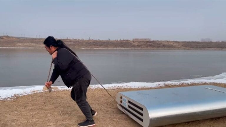 Un 'youtuber' crea la batería externa capaz de cargar hasta 5.000 teléfonos móviles