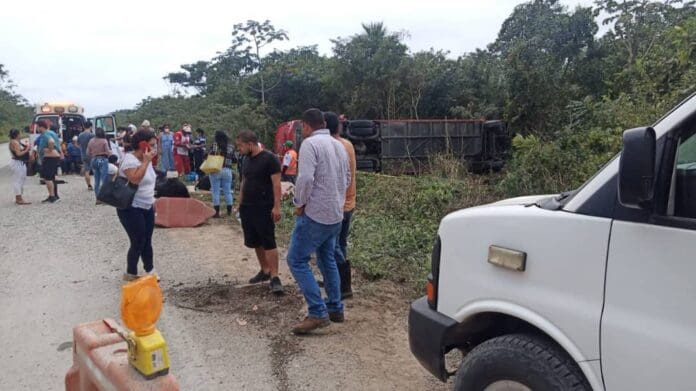 Confirma FGE 8 personas fallecidas tras accidente en la carretera Kantunilkin-Cancún