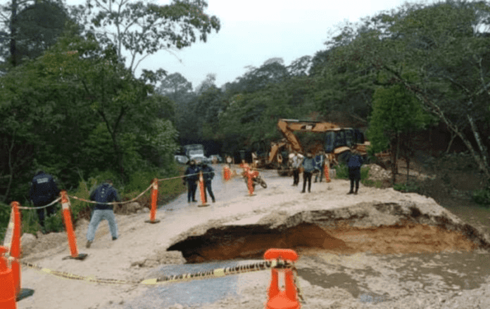 Socavón se traga carretera en Chiapas, tras fuertes lluvias