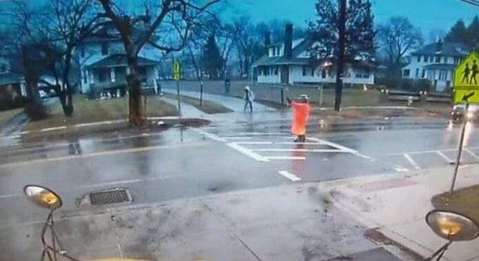 Policía evita que atropellen a niño pero es embestida