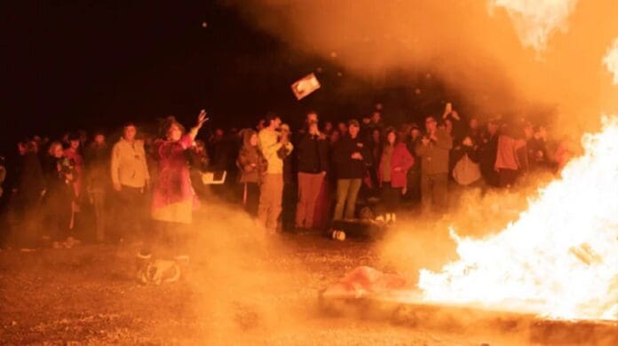 Pastor quema libros de Harry Potter por considerarlos 