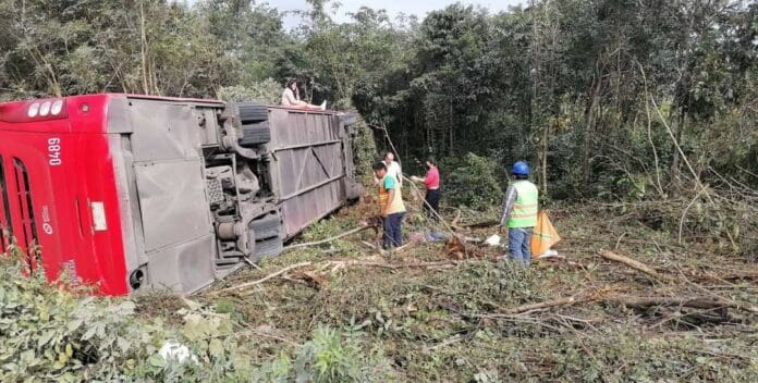Vuelca autobús en la carretera Valladolid-Cancún; hay muertos y heridos