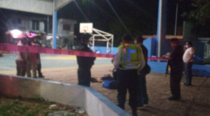 Un sicario mató a un hombre y dejó lesionada a una menor de edad en Playa del Carmen la noche de este sábado. Foto: SIM