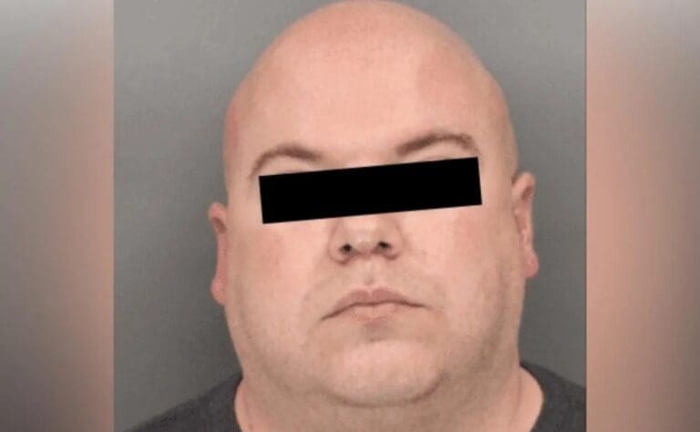 Arrestan a profesor de primaria que espiaba a niños con cámara oculta en el baño