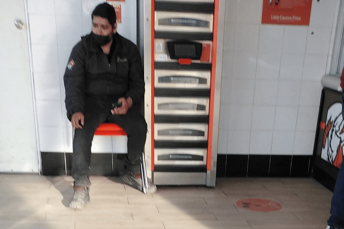 ¿Traición? Captan a trabajador de Domino's Pizza en un Little Caesars