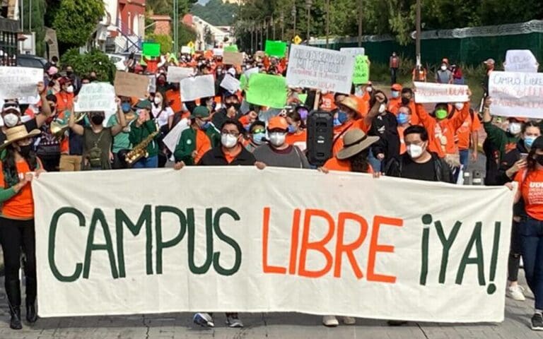 Estudiantes de la UDLAP marchan para exigir a Barbosa que devuelva el campus