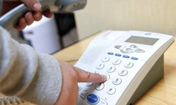 Se llama Dial a Poem; llamas por teléfono a un número gratuito y puedes escuchar poemas en español y otras lenguas. Foto: Redes sociales