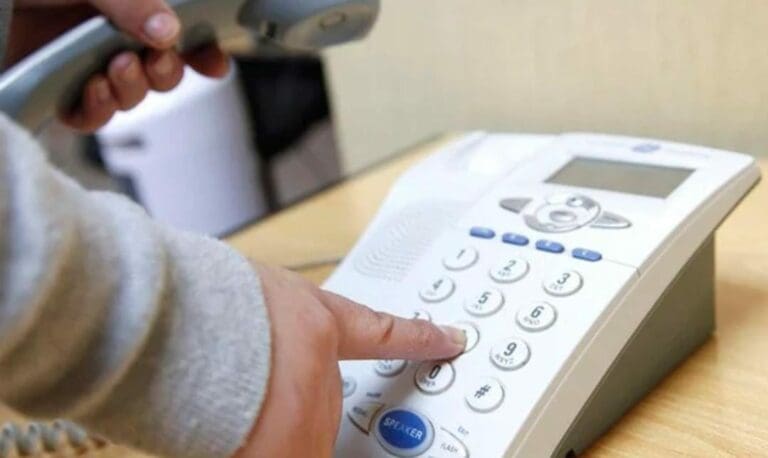 Se llama Dial a Poem; llamas por teléfono a un número gratuito y puedes escuchar poemas en español y otras lenguas. Foto: Redes sociales