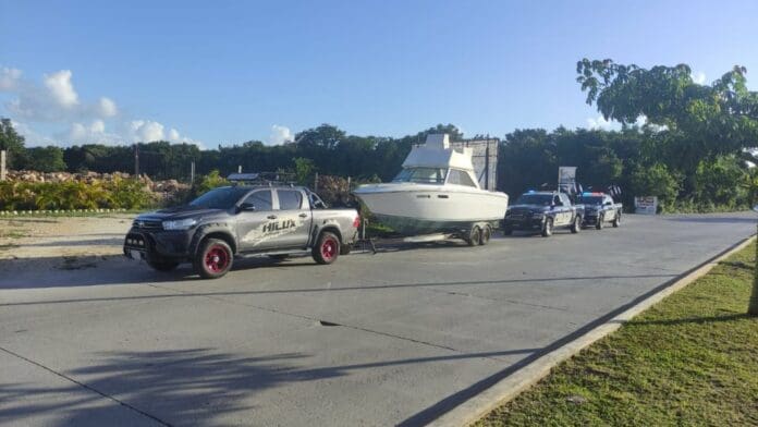 Detienen a pareja con camioneta y yate robados, en Playa del Carmen