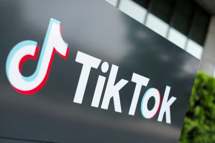 ¡Susto! Haciendo reto en TikTok casi le roban el celular y todo quedó grabado en video