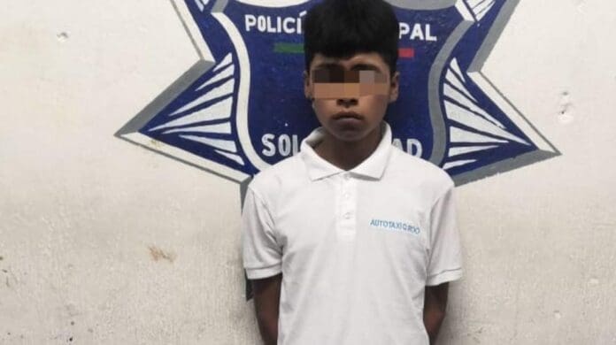 Un joven de 20 años pero que parece menor de edad fue detenido en Playa del Carmen; llevaba droga y hasta cartuchos útiles. Foto: SP de Solidaridad