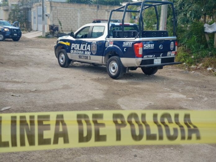 El cuerpo sin vida de un hombre, posiblemente ejecutado, fue hallado esta mañana en un área verde de la Región 245, en las inmediaciones del fraccionamiento Villas Otoch.