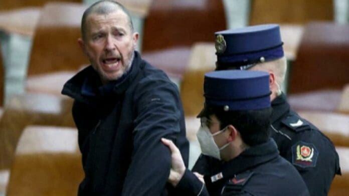 Hombre irrumpe con gritos en la audiencia del Papa Francisco