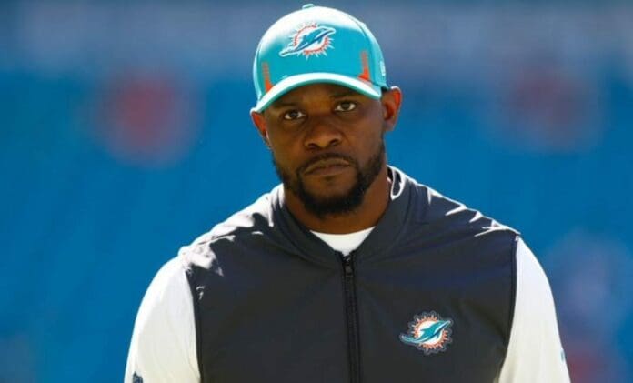 El entrenador de futbol americano Brian Flores decidió poner una demanda por racismo contra la liga y unos equipos. Foto: Redes sociales