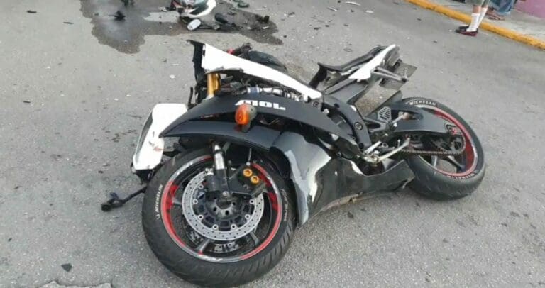 Motociclista queda grave, tras ser chocado por hijo de exfuncionario