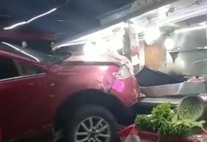 Una camioneta se incrustó contra una taquería en el Edomex; el conductor perdió el control de la unidad y huyó tras el percance. Foto: Captura de video