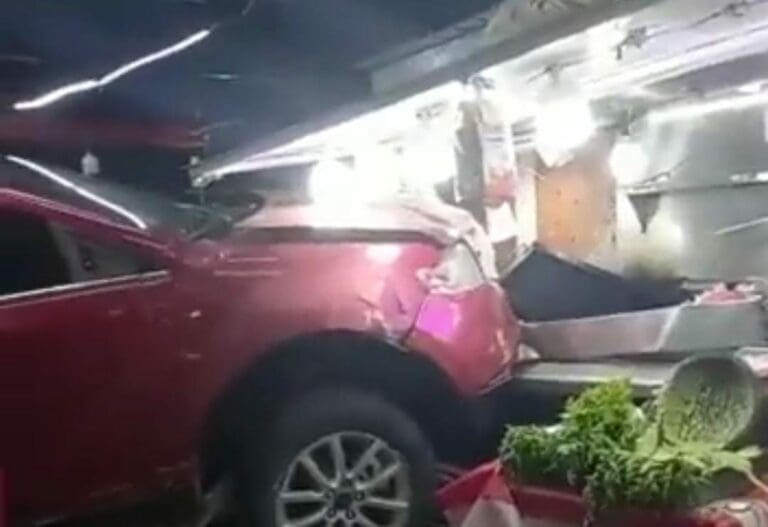 Una camioneta se incrustó contra una taquería en el Edomex; el conductor perdió el control de la unidad y huyó tras el percance. Foto: Captura de video