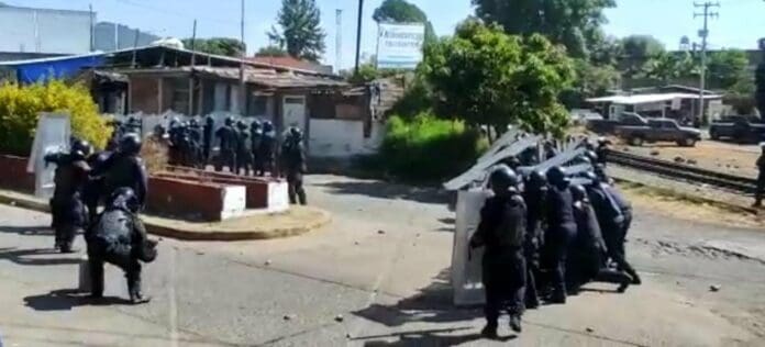 Policías y maestros de la CNTE se enfrentan en Uruapan, Michoacán