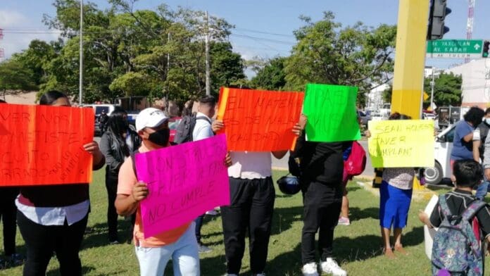 Protestan vecinos de la colonia Paseos Kuzamil por deterioros de viviendas de la empresa Javer