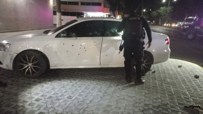 Un auto fue rafagueado en una plaza comercial de Cancún la madrugada de este martes; el vehículo recibió unos 15 disparos. Foto: SIM