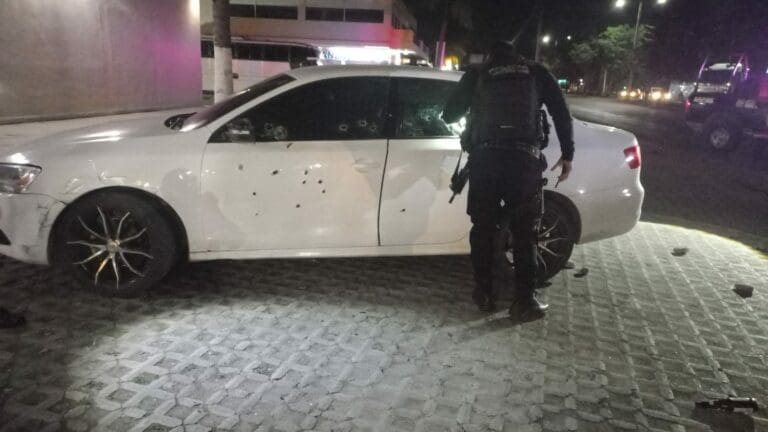 Un auto fue rafagueado en una plaza comercial de Cancún la madrugada de este martes; el vehículo recibió unos 15 disparos. Foto: SIM