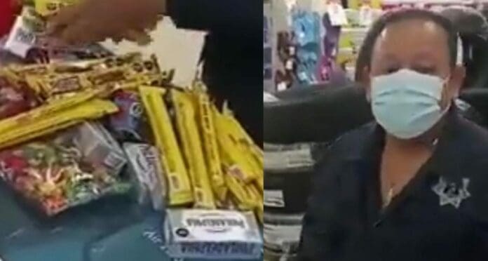 Un policía fue agarrado con las manos en la masa y es que quería llevarse mercancía sin pagar. Lo grabaron e hicieron que la devolviera. Foto: Captura de video