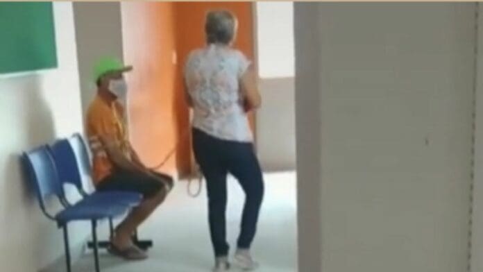 Mujer lleva con una cuerda 'amarrado' a su esposo para que se vacuna contra el Covid-19