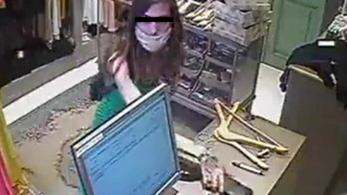 ¡Increíble! Se hace pasar por clienta para robarle el celular a una vendedora en un descuido (video)