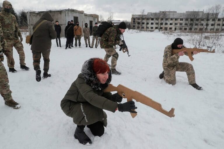 Miles de voluntarios ucranianos participan en entrenamientos militares