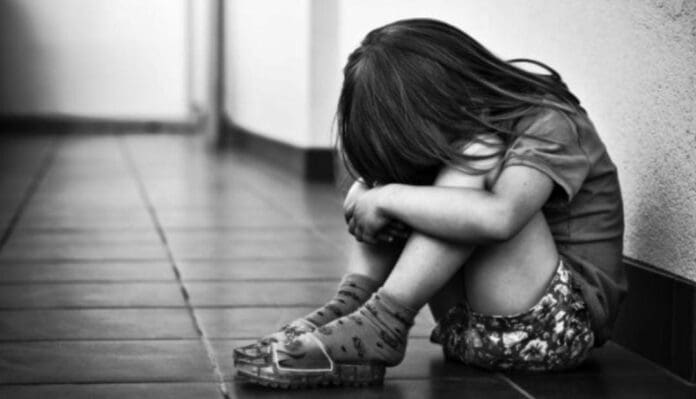 Un abuelo abusó de su nieta hace 3 años; pese a todo fue dejado en libertad; la familia de la niña sigue exigiendo justicia. Foto: Redes sociales