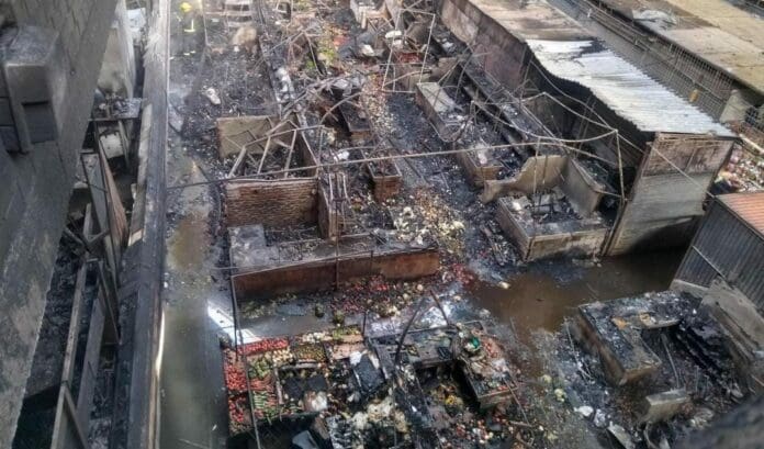 Un terrible incendio afectó cerca de 400 locales del famoso mercado San Juan de Dios de Guadalajara; el fuego ya se controló. Foto: Carolina Solís/Debate