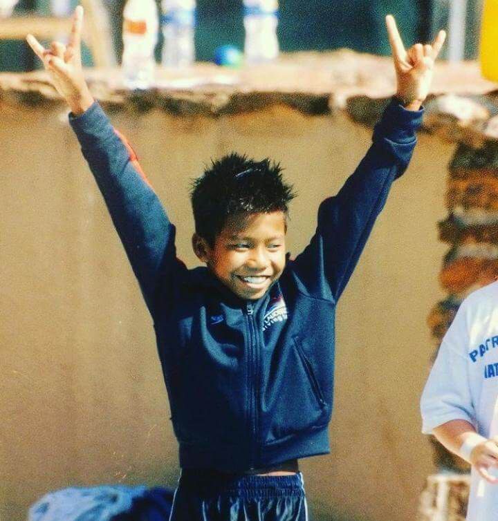 Un padre soltero adoptó a un niño enfermo