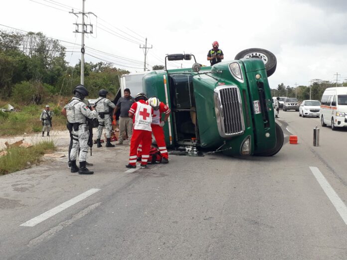 Vuelca camión cargado de cervezas cerca de Chemuyil