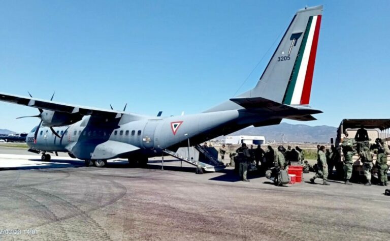 VIDEO: Militares detienen a municipales en Tijuana, y les solicita permiso de armas