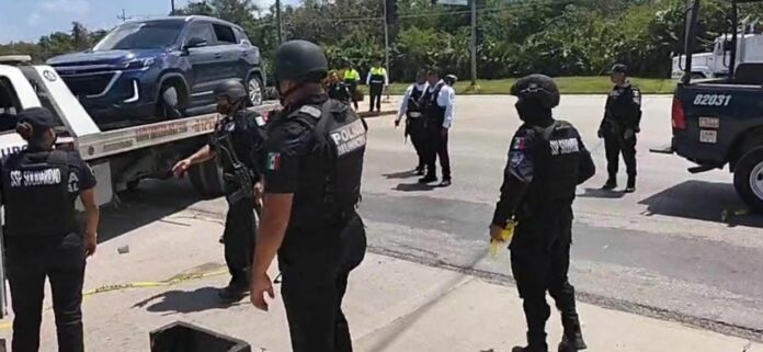 Detienen en Playa del Carmen a pareja que huía en auto robado del Aeropuerto de Cancún