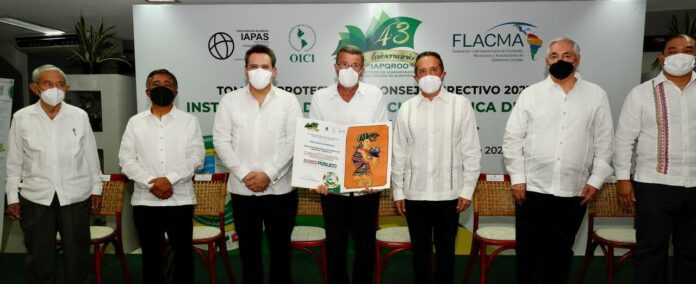 El gobernador del estado, Carlos Joaquín González le tomó protesta al nuevo Consejo Directivo del Iapqroo