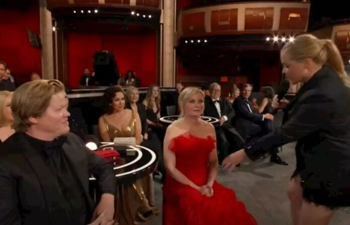 Piden cancelar a Amy Schumer por la broma que hizo a Kirsten Dunst en los Premios Oscar