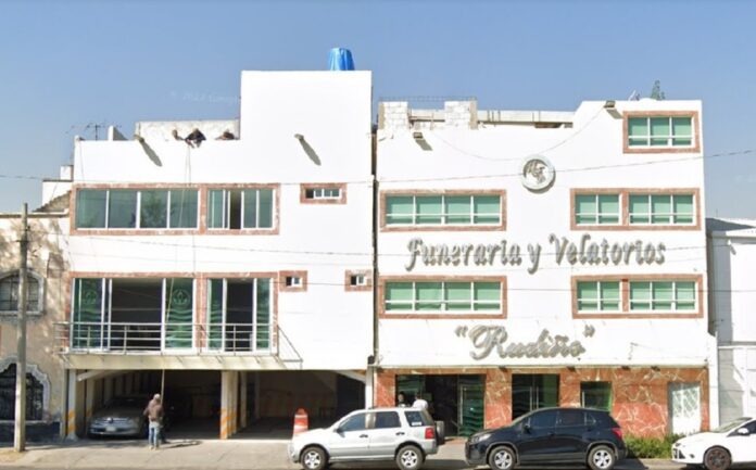 CDMX: Catean funeraria y hallan restos óseos en la recepción