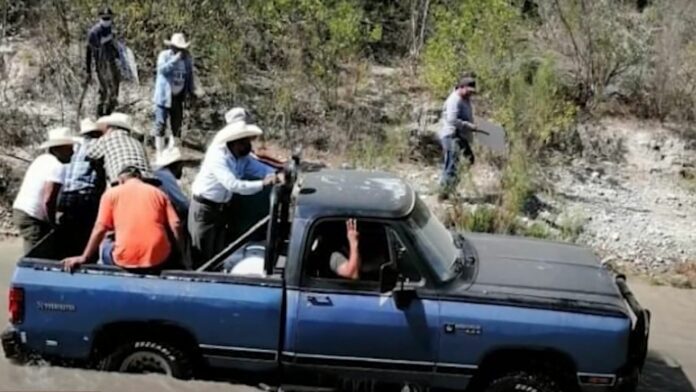 Campesinos custodian armados con machetes el agua en Tamaulipas