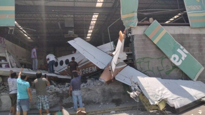 Avioneta se estrella contra Bodega Aurrera en México