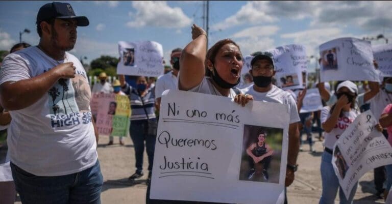 El policía que asesinó a Alexander, un chico de 16 años en el 2020, ha quedado en libertad. La Fiscalía de Oaxaca apelará. Foto: Sin Embargo.